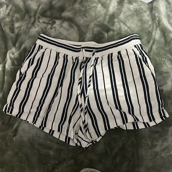 H&M White Striped Shorts - Picture 1 of 4